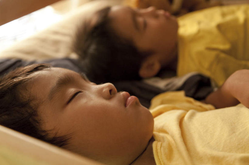 东方人,儿童,两个人,家庭,兄弟,躺,闭眼,睡,横图,俯视,室内,白天,纯洁,床,亚洲,双人床,床单,黄种人,被子,小孩,枕头,温暖,温馨,一家人,可爱,童年,童趣,和睦,被单,亲情,童真,烂漫,无邪,卧着,天真,男孩,男人,男性,亚洲人,闭眼睛,闭着眼,闭着眼睛,困,困觉,寝息,睡觉,躺着,卧,半身,彩图,高角度拍摄,融洽,男生