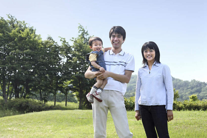 东方人,儿童,三个人,家庭,夫妻,母亲,父亲,儿子,站,抱,笑,微笑,露齿笑,横图,室外,白天,正面,爱情,旅游,度假,纯洁,草地,草坪,美景,树林,植物,亚洲,许多,阴影,光线,影子,景观,浪漫,注视,黄种人,娱乐,草,树,树木,小孩,蓝色,绿色,蓝天,天空,阳光,自然,天,观察,看,站着,享受,休闲,温暖,温馨,父子,母子,三口之家,一家人,景色,恩爱,放松,父爱,可爱,母爱,童年,童趣,恋人,生长,晴朗,成长,抱着,观看,和睦,察看,搂着,关注,自然风光,童真,烂漫,无邪,万里无云,天真,男孩,男人,男性,年轻男性,年轻女性,女人,女性,亚洲人,孩子,年轻人,夫妇,情侣,晴空,晴空万里,怀抱,搂,搂抱,相抱,拥抱,站立,半身,彩图,伴侣,融洽,男生