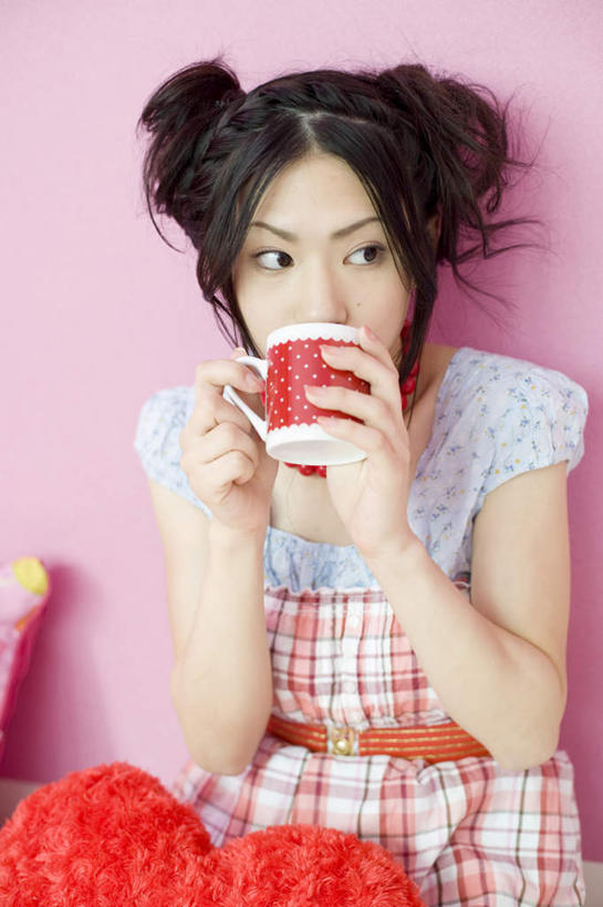 东方人,一个人,坐,举,竖图,室内,白天,正面,靠垫,杯子,亚洲,仅一个年轻女性,仅一个女性,仅一个人,握,服装,瓷器,墙,咖啡杯,靠枕,陶瓷制品,拿,拿着,注视,休闲装,黄种人,墙壁,墙面,衣服,粉色,垫子,枕头,观察,看,托,休闲,休闲服,握着,服饰,观看,察看,关注,瓷杯,年轻女性,女人,女性,亚洲人,举起,举手,举着,向上举,向上伸,向上托,坐着,半身,彩图