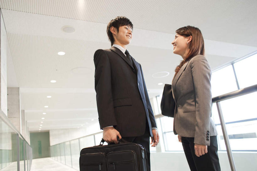 东方人,两个人,同事,商务人士,商务男性,商务女性,站,笑,微笑,露齿笑,横图,室内,白天,仰视,衬衫,成功,合作,团队,集体,信心,窗户,照明,亚洲,套装,包,公文包,墙,灯光,注视,黄种人,队伍,顶灯,玻璃窗,相视,墙壁,墙面,灯,灯具,观察,看,站着,面对面,公事包,观看,对视,照亮,察看,领导,照明设备,成就,关注,相对,商务装,合伙,领袖,工薪阶层,相看,男人,男性,年轻男性,年轻女性,女人,女性,亚洲人,白领,上班族,站立,半身,彩图,低角度拍摄,衬衣