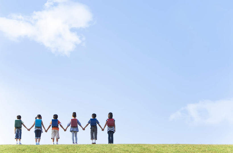 东方人,儿童,伙伴,朋友,站,握手,横图,室外,白天,友谊,草地,草坪,植物,亚洲,包,书包,云,云朵,许多人,云彩,黄种人,草,小孩,背面,蓝色,绿色,白云,蓝天,天空,背包,天,站着,一群人,同学,晴朗,校友,同窗,学友,友情,男孩,男人,男性,女孩,女人,女性,亚洲人,晴空,搀手,拉手,手搀手,手拉手,手牵手,手握手,站立,彩图,全身,双肩包,男生,女生