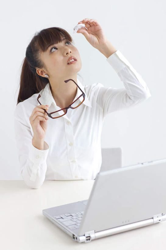 东方人,一个人,商务人士,商务女性,坐,举,竖图,室内,白天,正面,电脑,笔记本电脑,桌子,亚洲,仅一个年轻女性,仅一个女性,仅一个人,握,套装,网络,眼镜,药剂,拿,拿着,注视,黄种人,通讯设备,观察,看,托,治疗,握着,保健,观看,药物,察看,医疗,无线,关注,通信设备,商务装,预防,无线网络,近视眼镜,眼药水,无线上网,便携式电脑,工薪阶层,手提电脑,年轻女性,女人,女性,亚洲人,白领,上班族,举起,举手,举着,向上举,向上伸,向上托,坐着,半身,彩图