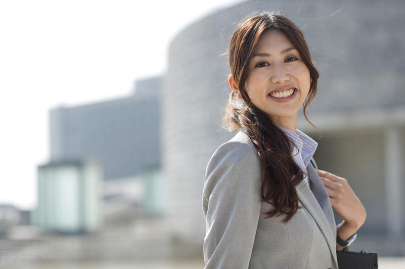 东方人,一个人,商务人士,商务女性,家,站,举,笑,微笑,露齿笑,横图,室外,白天,侧面,亚洲,仅一个年轻女性,仅一个女性,仅一个人,套装,朦胧,模糊,时间,包,皮包,时钟,手表,房屋,屋子,计时,注视,黄种人,楼房,住宅,蓝色,蓝天,天空,钟表,天,观察,看,托,站着,表,晴朗,观看,单肩包,腕表,察看,关注,商务装,工薪阶层,万里无云,年轻女性,女人,女性,亚洲人,长发,卷发,白领,上班族,钟,晴空,晴空万里,举起,举手,举着,向上举,向上伸,向上托,站立,半身,彩图,房子