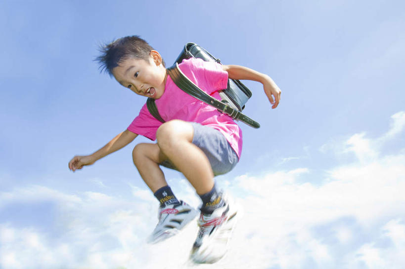 东方人,儿童,一个人,跳,伸展双臂,横图,室外,白天,仰视,亚洲,仅一个男性,仅一个人,惊讶,包,书包,云,云朵,半空,云彩,注视,黄种人,小孩,蓝色,白云,蓝天,天空,背包,天,观察,看,张嘴,仅一个小孩,晴朗,观看,察看,关注,张大嘴巴,恐惧,男孩,男人,男性,亚洲人,孩子,晴空,张开嘴,敞开双臂,伸开双臂,跳跃,展开双肩,张开手臂,张开双臂,彩图,低角度拍摄,全身,双肩包,男生