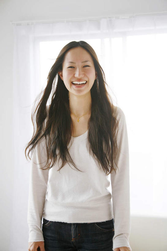 东方人,一个人,站,笑,微笑,露齿笑,竖图,室内,白天,正面,窗户,落地窗,沙发,亚洲,仅一个年轻女性,仅一个女性,仅一个人,墙,注视,黄种人,玻璃窗,墙壁,墙面,观察,看,站着,观看,察看,关注,布艺沙发,年轻女性,女人,女性,亚洲人,站立,半身,彩图