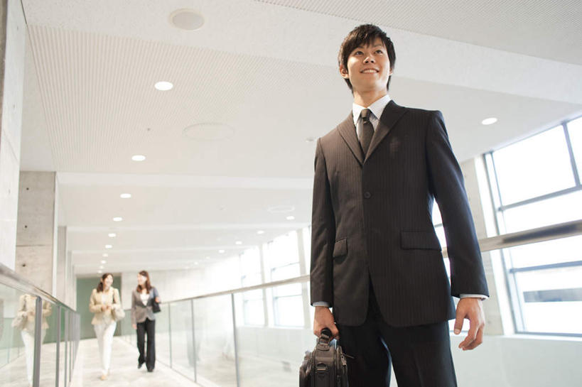 东方人,三个人,同事,商务人士,商务男性,商务女性,栏杆,站,走,笑,微笑,露齿笑,横图,室内,白天,仰视,衬衫,成功,合作,团队,集体,信心,窗户,落地窗,天花板,路灯,照明,亚洲,套装,包,公文包,围栏,灯光,注视,黄种人,队伍,护栏,玻璃窗,灯,观察,看,站着,公事包,观看,照亮,察看,领导,照明设备,成就,关注,商务装,合伙,领袖,工薪阶层,男人,男性,年轻男性,年轻女性,女人,女性,亚洲人,白领,上班族,步行,散步,站立,走路,半身,彩图,低角度拍摄,衬衣