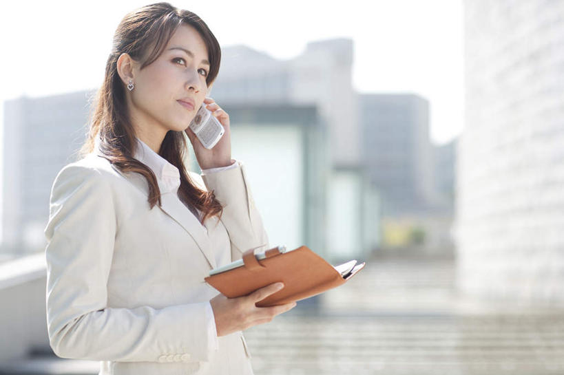 东方人,一个人,商务人士,商务女性,高楼大厦,栏杆,站,举,打电话,横图,室外,白天,侧面,度假,美景,城市风光,城市,大厦,建筑,摩天大楼,电话,手机,亚洲,仅一个年轻女性,仅一个女性,仅一个人,握,套装,景观,云,云朵,围栏,记事本,拿,云彩,拿着,注视,黄种人,娱乐,通讯设备,建设,护栏,蓝色,白云,蓝天,天空,本子,笔记本,天,观察,看,托,站着,享受,休闲,景色,放松,握着,晴朗,观看,察看,关注,商务装,工薪阶层,交流,年轻女性,女人,女性,亚洲人,白领,上班族,晴空,沟通,举起,举手,举着,通话,向上举,向上伸,向上托,站立,半身,彩图,大楼,高层建筑,高楼,摩天楼