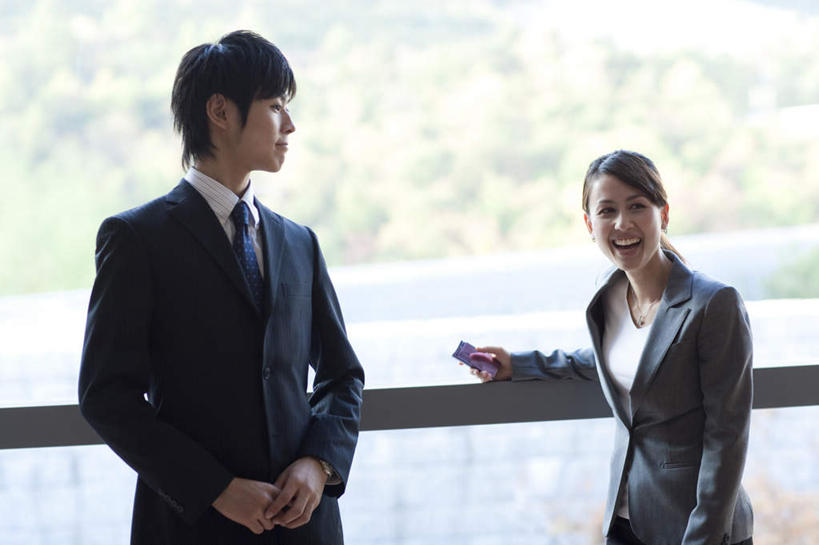 东方人,两个人,同事,商务人士,商务男性,商务女性,栏杆,站,笑,打电话,微笑,露齿笑,横图,室内,白天,侧面,衬衫,旅游,度假,成功,合作,团队,集体,信心,美景,树林,植物,电话,手机,亚洲,许多,套装,朦胧,模糊,景观,围栏,注视,黄种人,娱乐,通讯设备,队伍,护栏,树,树木,蓝色,绿色,蓝天,天空,自然,天,观察,看,站着,享受,休闲,景色,放松,搭,生长,晴朗,成长,观看,察看,领导,成就,搭着,关注,自然风光,商务装,合伙,领袖,工薪阶层,万里无云,交流,男人,男性,年轻男性,年轻女性,女人,女性,亚洲人,白领,上班族,晴空,晴空万里,沟通,通话,站立,半身,彩图,衬衣