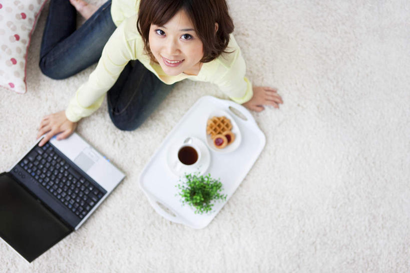 点心,东方人,一个人,坐,笑,盘腿,微笑,露齿笑,横图,俯视,室内,白天,电脑,笔记本电脑,地板,靠垫,杯子,托盘,亚洲,仅一个年轻女性,仅一个女性,仅一个人,网络,瓷器,食品,咖啡杯,靠枕,陶瓷制品,地面,注视,黄种人,通讯设备,木地板,食物,垫子,枕头,饼干,零食,观察,看,观看,察看,无线,关注,瓷杯,通信设备,无线网络,无线上网,便携式电脑,手提电脑,年轻女性,女人,女性,亚洲人,盘腿而坐,盘膝,盘着腿的,盘着腿坐,双腿交叉,抬头,仰头,坐着,半身,彩图,高角度拍摄