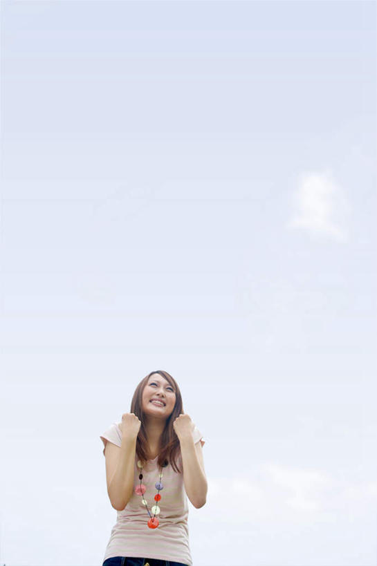 东方人,一个人,站,举,笑,微笑,露齿笑,竖图,室外,白天,仰视,亚洲,仅一个年轻女性,仅一个女性,仅一个人,握,注视,黄种人,鼓励,蓝色,蓝天,天空,天,观察,加油,看,手势,托,握拳,站着,打气,握着,晴朗,观看,察看,关注,鼓舞,万里无云,年轻女性,女人,女性,亚洲人,晴空,晴空万里,举起,举手,举着,向上举,向上伸,向上托,站立,半身,彩图,低角度拍摄