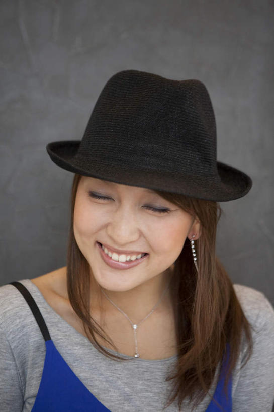 东方人,脸,头,脸颊,一个人,站,闭眼,笑,微笑,露齿笑,竖图,室内,特写,白天,正面,帽子,亚洲,仅一个年轻女性,仅一个女性,仅一个人,灰色背景,服装,休闲装,礼帽,黄种人,肩膀,衣服,站着,享受,休闲,休闲服,摄影,服饰,影棚,年轻女性,女人,女性,亚洲人,头部,脸部,脸蛋,面部,闭眼睛,闭着眼,闭着眼睛,站立,半身,彩图,影棚拍摄,拍摄