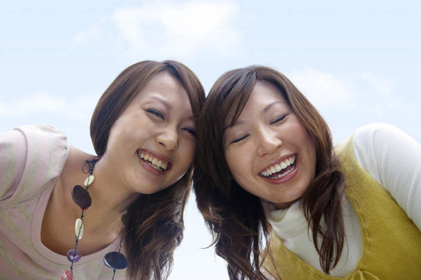 东方人,脸,头,脸颊,两个人,伙伴,朋友,站,闭眼,笑,微笑,露齿笑,横图,室外,特写,白天,仰视,友谊,项链,亚洲,服装,朦胧,模糊,云,云朵,云彩,注视,休闲装,黄种人,肩膀,装饰品,衣服,蓝色,白云,蓝天,天空,饰品,首饰,天,观察,看,站着,休闲,休闲服,服饰,晴朗,观看,察看,关注,友情,年轻女性,女人,女性,亚洲人,头部,脸部,脸蛋,面部,晴空,闭眼睛,闭着眼,闭着眼睛,站立,半身,彩图,低角度拍摄