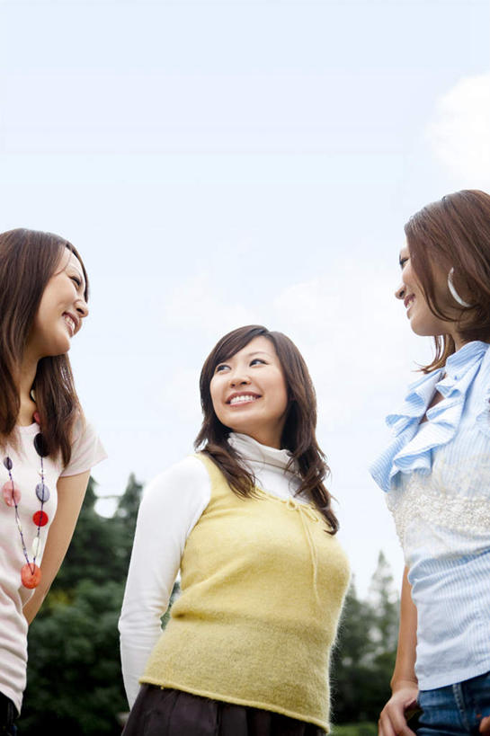 东方人,三个人,伙伴,朋友,站,笑,微笑,露齿笑,竖图,室外,白天,仰视,友谊,美景,树林,植物,项链,亚洲,许多,服装,景观,云,云朵,云彩,注视,休闲装,黄种人,装饰品,树,树木,衣服,蓝色,绿色,白云,蓝天,天空,自然,饰品,首饰,天,观察,看,站着,休闲,休闲服,景色,服饰,生长,晴朗,成长,观看,察看,关注,自然风光,友情,年轻女性,女人,女性,亚洲人,晴空,站立,半身,彩图,低角度拍摄