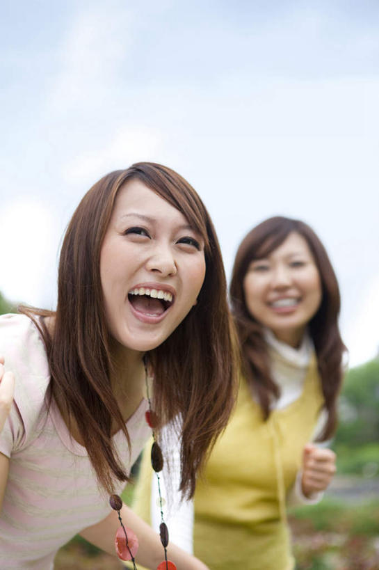 东方人,两个人,伙伴,朋友,站,笑,微笑,露齿笑,竖图,室外,白天,正面,友谊,美景,树林,植物,项链,亚洲,许多,服装,朦胧,模糊,景观,云,云朵,云彩,注视,休闲装,黄种人,装饰品,树,树木,衣服,蓝色,绿色,白云,蓝天,天空,自然,饰品,首饰,天,观察,看,握拳,站着,休闲,休闲服,景色,服饰,生长,晴朗,成长,观看,察看,关注,自然风光,友情,年轻女性,女人,女性,亚洲人,晴空,站立,半身,彩图