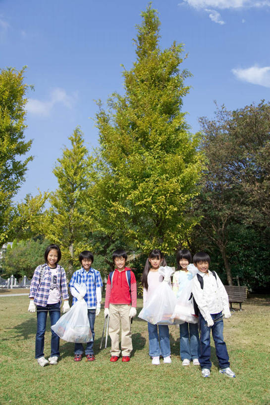 东方人,儿童,伙伴,朋友,站,笑,微笑,露齿笑,竖图,室外,白天,正面,旅游,度假,友谊,纯洁,草地,草坪,美景,树林,植物,椅子,亚洲,许多,握,阴影,服装,光线,钳子,影子,木椅,躺椅,景观,云,云朵,许多人,拿,云彩,拿着,注视,休闲装,黄种人,娱乐,塑料袋,草,树,树木,小孩,衣服,绿色,白云,蓝天,天空,阳光,自然,手套,天,观察,看,站着,一群人,享受,休闲,同学,休闲服,景色,放松,可爱,童年,童趣,握着,服饰,生长,晴朗,成长,观看,垃圾袋,察看,校友,关注,自然风光,童真,烂漫,无邪,同窗,学友,天真,友情,男孩,男人,男性,女孩,女人,女性,亚洲人,晴空,站立,彩图,全身,男生,女生