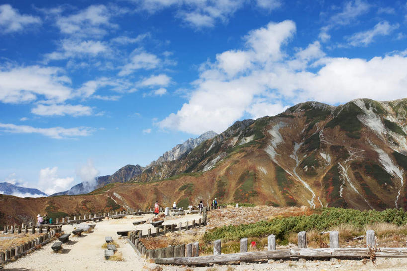 东方人,栏杆,走,横图,室外,白天,仰视,旅游,度假,火山,美景,山,树林,植物,道路,路,椅子,富山县,日本,亚洲,许多,行人,游客,游人,服装,躺椅,景观,山峰,云,云朵,围栏,小路,交通,山峦,许多人,云彩,注视,休闲装,黄种人,娱乐,护栏,路人,旅客,树,树木,衣服,蓝色,绿色,白云,蓝天,天空,自然,天,观察,看,一群人,享受,休闲,休闲服,石椅,景色,放松,服饰,生长,晴朗,成长,观看,察看,关注,自然风光,东亚,本州,本州岛,日本国,中部地方,富山,过客,男人,男性,年轻男性,年轻女性,女人,女性,亚洲人,活火山,死火山,休眠火山,晴空,步行,散步,走路,彩图,低角度拍摄,全身,地狱谷