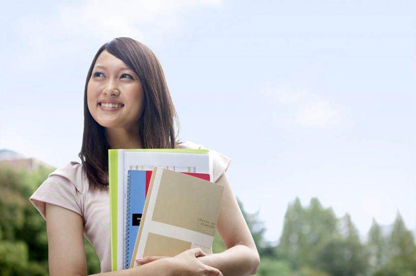 东方人,一个人,站,捧,笑,双手交叉,微笑,露齿笑,横图,室外,白天,仰视,美景,树林,植物,书籍,亚洲,仅一个年轻女性,仅一个女性,仅一个人,许多,握,服装,朦胧,模糊,材料,档案,文件,景观,云,云朵,拿,云彩,拿着,注视,休闲装,黄种人,树,树木,衣服,蓝色,绿色,白云,蓝天,天空,自然,资料,天,观察,看,站着,休闲,休闲服,景色,握着,服饰,生长,晴朗,成长,观看,察看,双手抱胸,关注,自然风光,文档,年轻女性,女人,女性,亚洲人,书,图书,晴空,端,端着,捧着,手捧,站立,半身,彩图,低角度拍摄