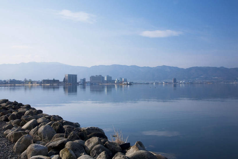 无人,横图,室外,白天,正面,旅游,度假,湖,湖泊,礁石,石头,美景,山,树林,水,植物,道路,路,长野县,日本,亚洲,许多,阴影,朦胧,模糊,光线,石子,影子,湖面,景观,山峰,水流,水面,云,云朵,小路,交通,山峦,云彩,娱乐,树,树木,蓝色,绿色,白云,蓝天,天空,阳光,自然,湖水,天,享受,休闲,景色,放松,生长,晴朗,成长,自然风光,东亚,本州,本州岛,日本国,中部地方,长野,诹访湖,礁,石块,岩石,晴空,彩图