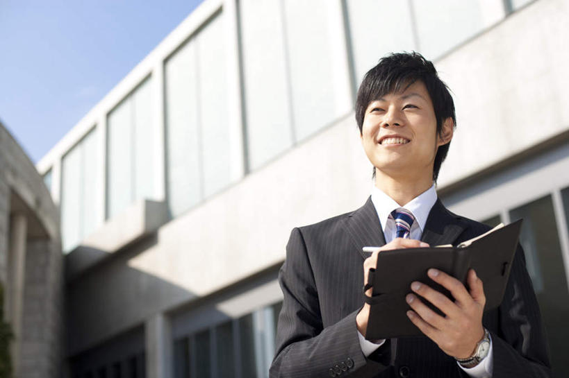 东方人,一个人,商务人士,商务男性,家,站,举,笑,微笑,露齿笑,横图,室外,白天,仰视,衬衫,亚洲,仅一个男性,仅一个人,握,阴影,套装,朦胧,模糊,光线,材料,档案,文件,影子,房屋,屋子,云,云朵,拿,云彩,拿着,注视,黄种人,楼房,住宅,仅一个年轻男性,蓝色,白云,蓝天,天空,阳光,资料,天,观察,看,托,站着,握着,晴朗,观看,察看,关注,文档,商务装,工薪阶层,男人,男性,年轻男性,亚洲人,白领,上班族,晴空,举起,举手,举着,向上举,向上伸,向上托,站立,半身,彩图,低角度拍摄,衬衣,房子