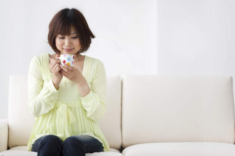 东方人,一个人,坐,举,笑,微笑,横图,室内,白天,正面,窗户,沙发,杯子,亚洲,仅一个年轻女性,仅一个女性,仅一个人,握,服装,朦胧,模糊,瓷器,墙,咖啡杯,陶瓷制品,拿,拿着,注视,休闲装,黄种人,玻璃窗,墙壁,墙面,衣服,观察,看,托,休闲,休闲服,握着,服饰,观看,察看,关注,瓷杯,布艺沙发,年轻女性,女人,女性,亚洲人,举起,举手,举着,向上举,向上伸,向上托,坐着,半身,彩图