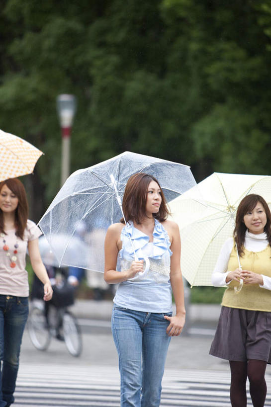 东方人,三个人,伙伴,朋友,站,走,举,笑,微笑,竖图,室外,白天,正面,友谊,美景,树林,植物,道路,路,公路,自行车,亚洲,许多,握,服装,伞,雨伞,遮阳伞,景观,交通,拿,拿着,注视,休闲装,黄种人,阳伞,车,脚踏车,树,树木,衣服,绿色,自然,交通工具,观察,看,托,站着,休闲,休闲服,景色,握着,服饰,生长,成长,观看,察看,关注,自然风光,载具,友情,年轻女性,女人,女性,亚洲人,马路,步行,举起,举手,举着,散步,向上举,向上伸,向上托,站立,走路,半身,彩图