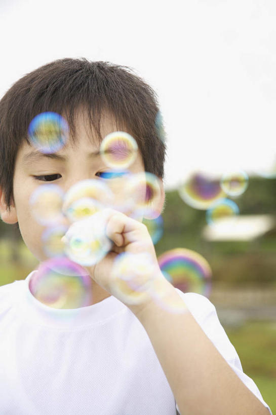 东方人,儿童,脸,头,脸颊,手,一个人,站,举,竖图,室外,特写,白天,正面,游戏,纯洁,草地,草坪,植物,玩具,亚洲,仅一个男性,仅一个人,握,服装,朦胧,模糊,气泡,拿,玩,拿着,注视,休闲装,黄种人,娱乐,肩膀,草,小孩,衣服,蓝色,绿色,蓝天,天空,天,吹,观察,看,托,站着,仅一个小孩,休闲,手部,休闲服,可爱,童年,童趣,益智,握着,服饰,晴朗,观看,活动,单手,察看,发泄,关注,消遣,智力,童真,烂漫,无邪,万里无云,宣泄,天真,男孩,男人,男性,亚洲人,孩子,头部,脸部,脸蛋,面部,晴空,晴空万里,举起,举手,举着,玩耍,嬉戏,向上举,向上伸,向上托,站立,半身,彩图,男生