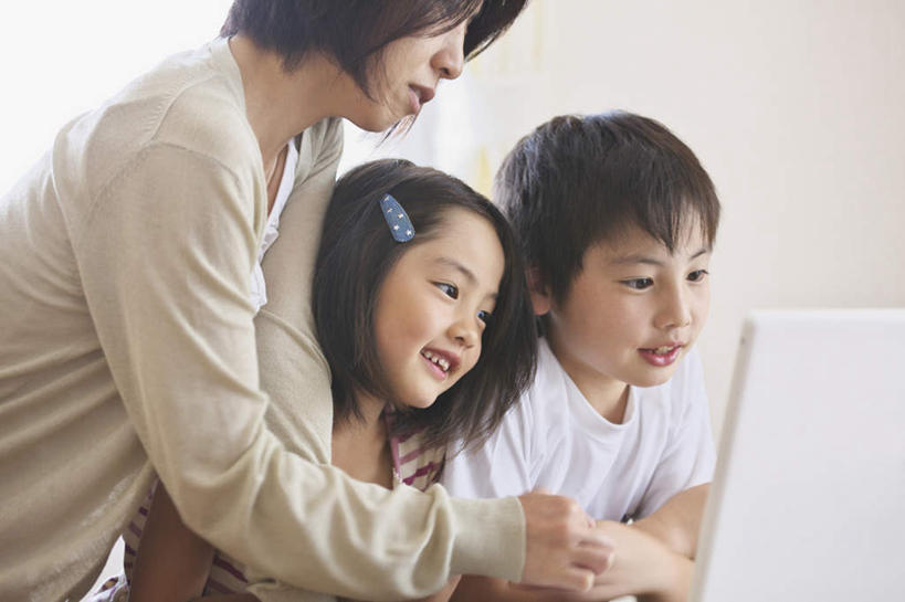 东方人,儿童,三个人,家庭,母亲,女儿,儿子,坐,笑,微笑,露齿笑,横图,室内,白天,侧面,纯洁,电脑,笔记本电脑,亚洲,服装,网络,墙,注视,休闲装,黄种人,通讯设备,墙壁,墙面,小孩,衣服,观察,看,休闲,温暖,温馨,母女,母子,一家人,休闲服,可爱,母爱,童年,童趣,服饰,观看,和睦,察看,无线,关注,通信设备,无线网络,无线上网,便携式电脑,童真,烂漫,无邪,天真,手提电脑,男孩,男人,男性,年轻女性,女孩,女人,女性,亚洲人,孩子,年轻人,坐着,半身,彩图,融洽,男生,女生