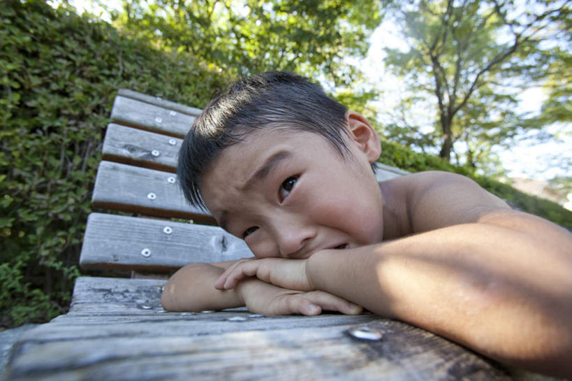 东方人,儿童,一个人,哭,横图,室外,白天,仰视,美景,树林,植物,椅子,亚洲,仅一个男性,仅一个人,许多,服装,朦胧,模糊,木椅,躺椅,景观,注视,休闲装,黄种人,裸露,树,树木,小孩,衣服,蓝色,绿色,蓝天,天空,自然,天,观察,看,趴着,仅一个小孩,休闲,休闲服,景色,服饰,生长,晴朗,成长,观看,察看,关注,自然风光,裸,万里无云,男孩,男人,男性,亚洲人,孩子,晴空,晴空万里,趴,半身,彩图,低角度拍摄,哭泣,哭啼,男生