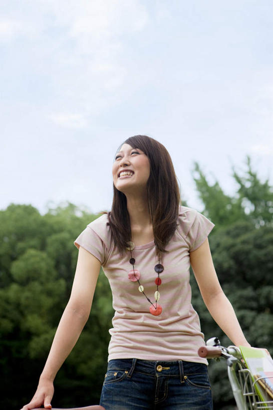 东方人,一个人,站,笑,微笑,露齿笑,竖图,室外,白天,仰视,美景,树林,植物,自行车,书籍,项链,亚洲,仅一个年轻女性,仅一个女性,仅一个人,许多,服装,朦胧,模糊,景观,云,云朵,云彩,注视,休闲装,黄种人,车,脚踏车,装饰品,树,树木,衣服,蓝色,绿色,白云,蓝天,天空,自然,饰品,首饰,交通工具,天,看,站着,休闲,休闲服,景色,搭,服饰,生长,晴朗,成长,搭着,关注,自然风光,载具,年轻女性,女人,女性,亚洲人,书,图书,晴空,抬头,仰头,站立,半身,彩图,低角度拍摄
