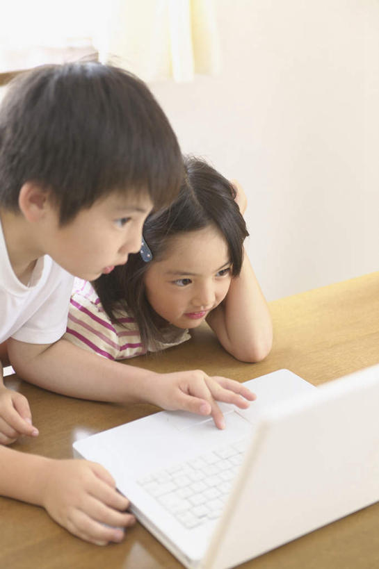 东方人,儿童,两个人,家庭,坐,竖图,俯视,室内,白天,纯洁,电脑,笔记本电脑,桌子,亚洲,服装,朦胧,模糊,网络,墙,注视,休闲装,黄种人,通讯设备,墙壁,墙面,小孩,衣服,观察,看,休闲,温暖,温馨,一家人,休闲服,可爱,童年,童趣,搭,服饰,观看,和睦,察看,无线,搭着,关注,通信设备,无线网络,无线上网,便携式电脑,童真,烂漫,无邪,天真,手提电脑,男孩,男人,男性,女孩,女人,女性,亚洲人,坐着,半身,彩图,高角度拍摄,融洽,男生,女生