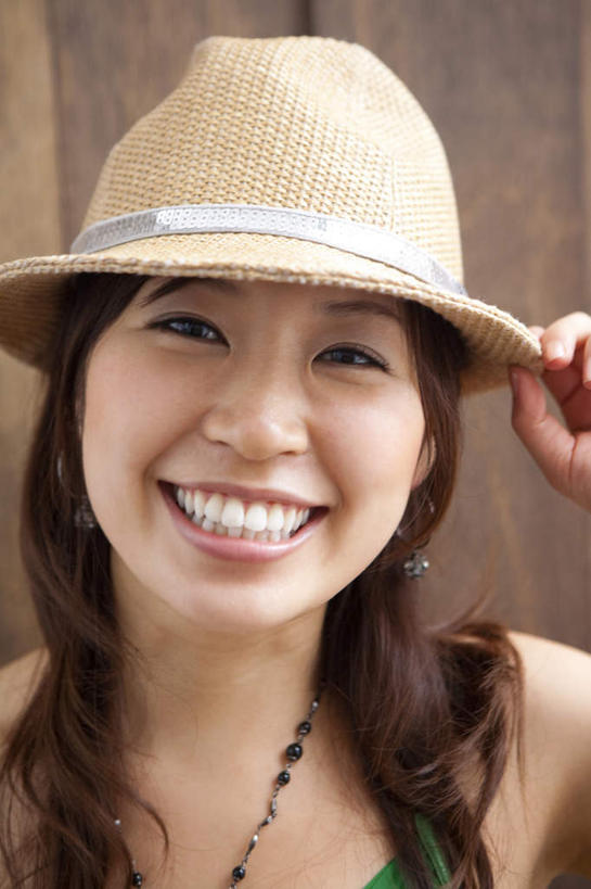 东方人,脸,头,脸颊,一个人,站,举,笑,微笑,露齿笑,竖图,室内,特写,白天,正面,帽子,项链,亚洲,仅一个年轻女性,仅一个女性,仅一个人,握,服装,朦胧,模糊,拿,拿着,注视,休闲装,礼帽,黄种人,肩膀,装饰品,衣服,饰品,首饰,观察,看,托,站着,休闲,休闲服,握着,摄影,服饰,影棚,观看,察看,关注,年轻女性,女人,女性,亚洲人,头部,脸部,脸蛋,面部,举起,举手,举着,向上举,向上伸,向上托,站立,半身,彩图,影棚拍摄,拍摄