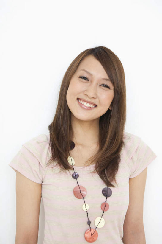 东方人,一个人,站,笑,微笑,露齿笑,竖图,室内,白天,白色背景,正面,项链,亚洲,仅一个年轻女性,仅一个女性,仅一个人,服装,注视,休闲装,黄种人,装饰品,衣服,饰品,首饰,观察,看,靠,靠着,站着,休闲,休闲服,摄影,服饰,影棚,观看,察看,关注,年轻女性,女人,女性,亚洲人,站立,半身,彩图,影棚拍摄,拍摄