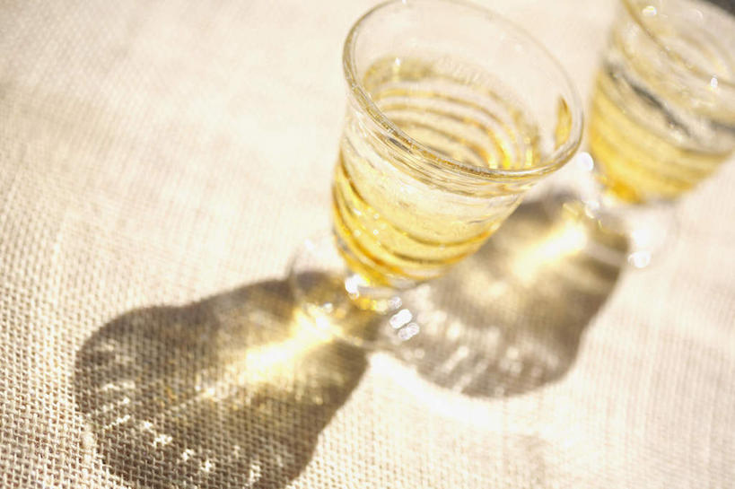 无人,横图,俯视,室内,特写,白天,幸福,茶,桌子,杯子,阴影,朦胧,模糊,光线,影子,茶叶,娱乐,玻璃制品,阳光,水杯,享受,休闲,温馨,放松,乐趣,提神,舒适,醒脑,玻璃杯,彩图,高角度拍摄