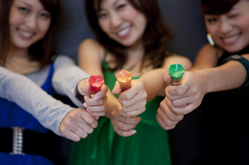 东方人,脸,头,脸颊,手,三个人,伙伴,朋友,站,笑,微笑,露齿笑,横图,室内,特写,白天,正面,友谊,项链,亚洲,双手,握,灰色背景,服装,朦胧,模糊,墙,冰激凌,清凉,拿,拿着,注视,休闲装,黄种人,肩膀,相视,墙壁,墙面,装饰品,衣服,饰品,首饰,冷饮,观察,看,站着,休闲,舒服,面对面,手部,休闲服,冰淇淋,握着,摄影,服饰,影棚,观看,对视,解暑,察看,关注,解渴,相对,雪糕,舒爽,相看,冰糕,消暑,友情,年轻女性,女人,女性,亚洲人,头部,脸部,脸蛋,面部,站立,半身,彩图,影棚拍摄,拍摄