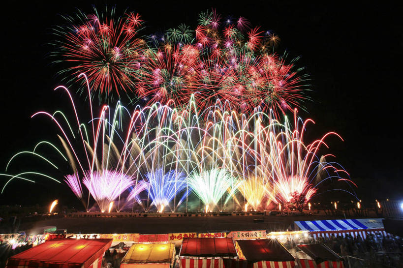 无人,家,商店,横图,彩色,室外,夜晚,仰视,购物,度假,消费,美景,城市风光,超市,城市,烟火,长野县,日本,亚洲,黑色背景,光线,光泽,日文,标志,文字,字符,房屋,屋子,景观,光芒,照射,扩散,娱乐,标识,楼房,住宅,焰火,发散,享受,休闲,闪耀,景色,放松,金融,百货,便利店,五颜六色,闪烁,礼花,照耀,光辉,选购,贸易,东亚,本州,本州岛,日本国,中部地方,长野,日语,血拼,花炮,礼花炮,零售店,毫光,烟花,彩图,低角度拍摄,房子,店铺,杂货店,杂货铺