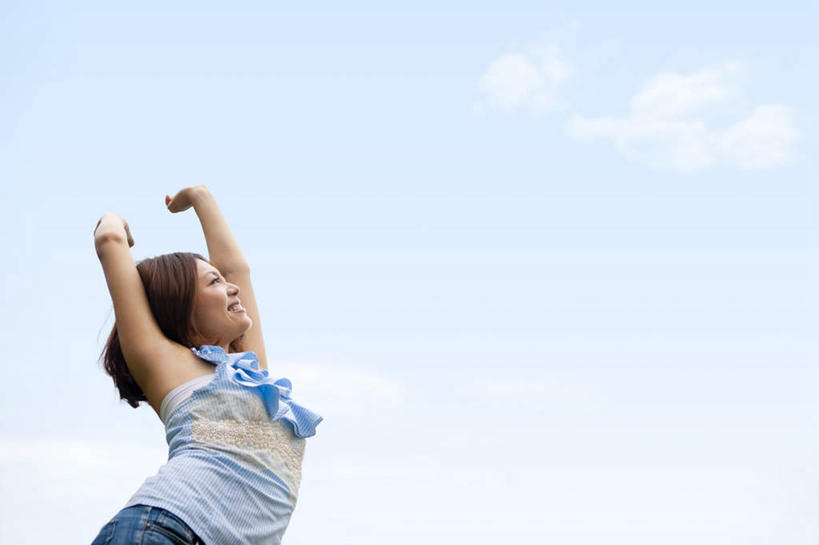 东方人,一个人,站,举,笑,微笑,露齿笑,横图,室外,白天,仰视,亚洲,仅一个年轻女性,仅一个女性,仅一个人,服装,云,云朵,云彩,注视,休闲装,黄种人,衣服,蓝色,白云,蓝天,天空,天,观察,看,托,站着,休闲,休闲服,服饰,晴朗,观看,察看,关注,年轻女性,女人,女性,亚洲人,晴空,举起,举手,举着,抬头,向上举,向上伸,向上托,仰头,站立,半身,彩图,低角度拍摄