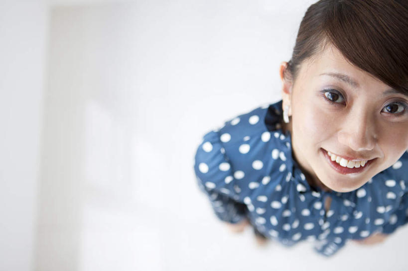 东方人,一个人,商务人士,商务女性,站,笑,微笑,露齿笑,横图,俯视,室内,白天,衬衫,亚洲,仅一个年轻女性,仅一个女性,仅一个人,套装,服装,朦胧,模糊,圆点,斑点,墙,注视,休闲装,黄种人,墙壁,墙面,衣服,蓝色,观察,看,站着,休闲,休闲服,服饰,观看,察看,关注,商务装,工薪阶层,年轻女性,女人,女性,亚洲人,白领,上班族,抬头,仰头,站立,半身,彩图,高角度拍摄,衬衣