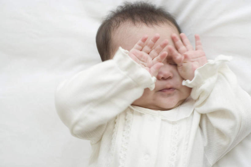 东方人,婴儿,儿童,脸,头,脸颊,手,一个人,躺,横图,俯视,室内,特写,白天,纯洁,床,亚洲,双手,仅一个人,服装,朦胧,模糊,床单,休闲装,黄种人,被子,肩膀,小孩,衣服,休闲,手部,休闲服,可爱,遮,遮掩,服饰,单人床,活泼,掩盖,被单,遮挡,宝宝,纯真,烂漫,无邪,遮盖,掩饰,卧着,伶俐,天真,亚洲人,孩子,头部,脸部,脸蛋,面部,躺着,卧,半身,彩图,高角度拍摄