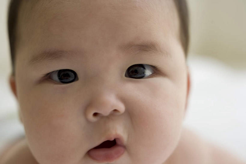 东方人,婴儿,儿童,脸,头,脸颊,一个人,横图,室内,特写,白天,正面,纯洁,亚洲,仅一个人,服装,朦胧,模糊,注视,休闲装,黄种人,小孩,衣服,观察,看,张嘴,休闲,休闲服,可爱,服饰,活泼,观看,察看,关注,宝宝,张大嘴巴,纯真,烂漫,无邪,伶俐,天真,亚洲人,孩子,头部,脸部,脸蛋,面部,张开嘴,半身,彩图