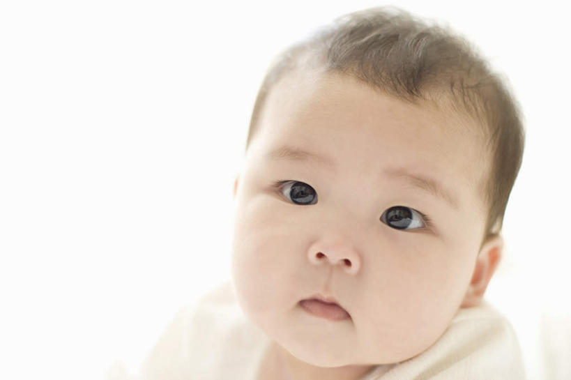 东方人,婴儿,儿童,脸,头,脸颊,一个人,坐,横图,室内,特写,白天,白色背景,正面,纯洁,亚洲,仅一个人,服装,朦胧,模糊,注视,休闲装,黄种人,小孩,衣服,观察,看,休闲,休闲服,可爱,摄影,服饰,活泼,影棚,观看,察看,关注,宝宝,纯真,烂漫,无邪,伶俐,天真,亚洲人,孩子,头部,脸部,脸蛋,面部,坐着,半身,彩图,影棚拍摄,拍摄