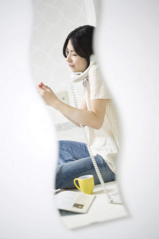 东方人,一个人,坐,举,笑,打电话,盘腿,微笑,露齿笑,竖图,室内,白天,侧面,沙发,杯子,电话,书籍,亚洲,仅一个年轻女性,仅一个女性,仅一个人,握,服装,朦胧,模糊,瓷器,墙,咖啡杯,陶瓷制品,拿,拿着,注视,休闲装,黄种人,通讯设备,墙壁,墙面,衣服,话筒,观察,看,托,休闲,休闲服,电话线,握着,服饰,观看,察看,关注,瓷杯,布艺沙发,交流,年轻女性,女人,女性,亚洲人,电话机,书,图书,沟通,举起,举手,举着,盘腿而坐,盘膝,盘着腿的,盘着腿坐,双腿交叉,通话,向上举,向上伸,向上托,坐着,彩图,全身