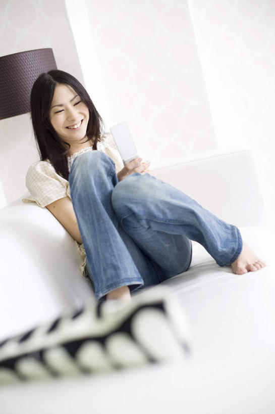 东方人,一个人,家庭,坐,打电话,竖图,俯视,室内,白天,沙发,电话,手机,照明,亚洲,仅一个年轻女性,仅一个女性,仅一个人,握,服装,朦胧,模糊,墙,灯光,拿,拿着,抬腿,注视,休闲装,黄种人,光脚,通讯设备,墙壁,墙面,灯,衣服,灯具,落地灯,观察,看,休闲,温暖,温馨,一家人,赤脚,休闲服,握着,服饰,观看,照亮,和睦,察看,照明设备,关注,布艺沙发,交流,年轻女性,女人,女性,亚洲人,沟通,通话,坐着,彩图,高角度拍摄,全身,融洽