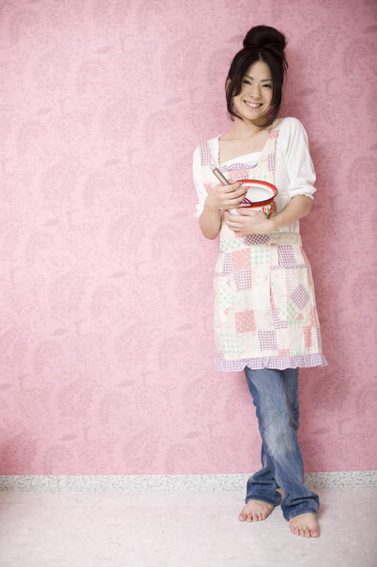 东方人,腿部,脚,脚趾,脚趾甲,腿,一个人,站,笑,微笑,露齿笑,竖图,室内,白天,正面,地板,亚洲,仅一个年轻女性,仅一个女性,仅一个人,服装,围裙,墙,地面,注视,休闲装,黄种人,光脚,木地板,墙壁,墙面,衣服,粉色,搅拌器,碗,观察,看,站着,休闲,赤脚,休闲服,服饰,观看,察看,关注,年轻女性,女人,女性,亚洲人,脚指甲,烹调用具,站立,彩图,全身