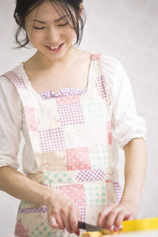 东方人,一个人,站,笑,微笑,露齿笑,竖图,室内,白天,正面,厨房,蔬菜,金属制品,亚洲,仅一个年轻女性,仅一个女性,仅一个人,握,服装,新鲜,金属,工具,围裙,墙,食品,刀具,拿,拿着,注视,休闲装,黄种人,墙壁,墙面,食物,衣服,刀,观察,看,切,站着,休闲,休闲服,握着,服饰,有机食品,绿色食品,观看,察看,关注,菜刀,切菜刀,年轻女性,女人,女性,亚洲人,站立,半身,彩图,灶间