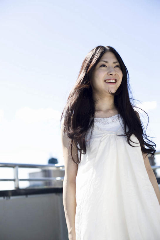 东方人,一个人,栏杆,站,笑,微笑,露齿笑,竖图,室外,白天,正面,裙子,亚洲,仅一个年轻女性,仅一个女性,仅一个人,连衣裙,服装,围栏,注视,休闲装,黄种人,护栏,衣服,蓝色,白色,蓝天,天空,天,观察,看,站着,休闲,休闲服,服饰,晴朗,观看,察看,关注,万里无云,年轻女性,女人,女性,亚洲人,晴空,晴空万里,站立,半身,彩图