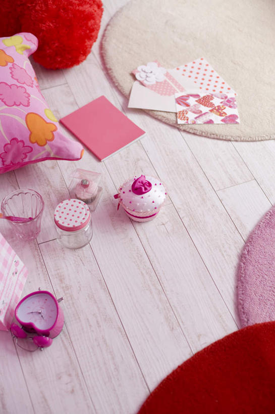 点心,无人,竖图,俯视,室内,白天,爱情,下午茶,幸福,地板,靠垫,闹钟,时间,罐子,时钟,食品,粉红色,粉红,靠枕,地面,浪漫,计时,木地板,玻璃制品,食物,糕点,一个,粉色,玻璃瓶,卡片,瓶子,垫子,枕头,钟表,健康,表,可爱,活泼,单个,青春,满足,甜美,时髦,温柔,纯真,钟,彩图,高角度拍摄,蛋糕