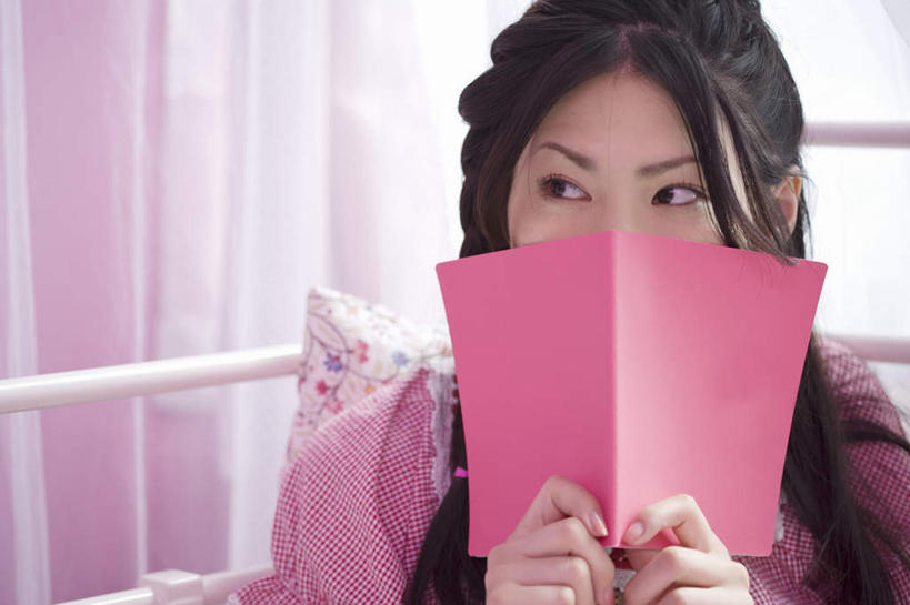 东方人,脸,头,脸颊,手,一个人,坐,举,横图,室内,特写,白天,正面,窗户,窗帘,床,亚洲,双手,仅一个年轻女性,仅一个女性,仅一个人,握,睡衣,服装,朦胧,模糊,床单,拿,拿着,注视,休闲装,黄种人,被子,肩膀,玻璃窗,衣服,粉色,卡片,观察,看,托,休闲,手部,休闲服,握着,遮,遮掩,服饰,单人床,观看,察看,掩盖,被单,遮挡,关注,遮盖,掩饰,寝衣,年轻女性,女人,女性,亚洲人,头部,脸部,脸蛋,面部,举起,举手,举着,向上举,向上伸,向上托,坐着,半身,彩图