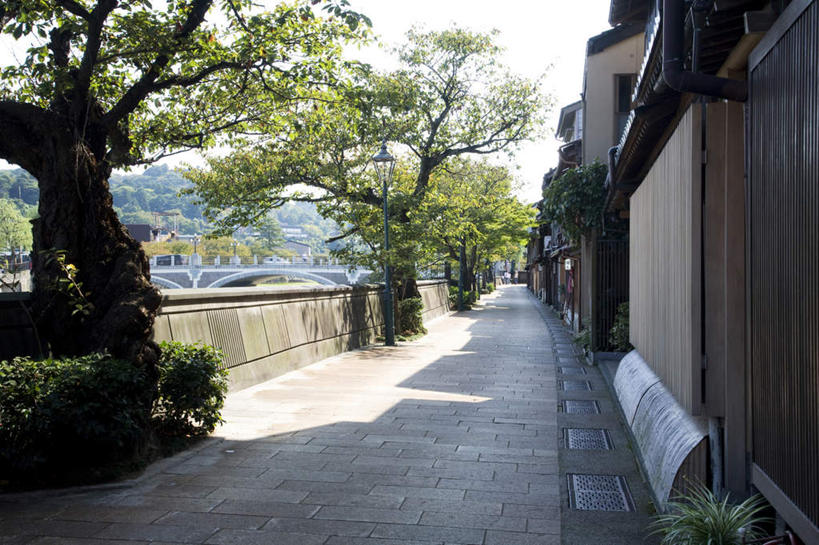 无人,家,栏杆,横图,室外,白天,正面,旅游,度假,石头,美景,山,山脉,树林,植物,日本,亚洲,许多,阴影,光线,石子,影子,房屋,屋子,景观,山峰,围栏,桥,山峦,娱乐,石桥,护栏,楼房,拱桥,住宅,栈桥,树,树木,蓝色,绿色,蓝天,天空,阳光,自然,群山,天,享受,休闲,景色,放松,拱形,生长,晴朗,成长,人行桥,石拱桥,自然风光,东亚,本州,万里无云,本州岛,日本国,石川,石川县,中部地方,石块,晴空,晴空万里,彩图,房子