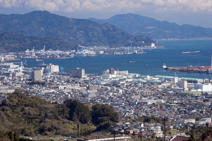 无人,高楼大厦,码头,横图,俯视,航拍,室外,白天,旅游,度假,海浪,海洋,美景,树林,植物,城市风光,城市,大厦,港口,建筑,摩天大楼,静冈县,日本,亚洲,许多,景观,浪花,云,云朵,云彩,娱乐,建设,树,树木,蓝色,绿色,白云,蓝天,天空,自然,海水,天,享受,休闲,景色,放松,生长,晴朗,成长,鸟瞰,自然风光,海景,东亚,本州,本州岛,日本国,中部地方,静冈,大海,风浪,海,海水的波动,近岸浪,涌浪,晴空,彩图,高角度拍摄,摆渡口,埠头,大楼,渡口,渡头,港湾,高层建筑,高楼,海港,货运码头,口岸,摩天楼,商港