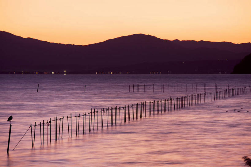 无人,栏杆,横图,室外,白天,仰视,旅游,度假,海浪,海洋,美景,日落,山,山脉,树林,植物,日本,亚洲,许多,景观,浪花,山峰,晚霞,霞光,落日,围栏,山峦,背光,娱乐,护栏,树,树木,绿色,自然,海水,黄昏,群山,享受,休闲,景色,彩霞,放松,生长,成长,自然风光,逆光,海景,东亚,本州,本州岛,日本国,近畿地方,近畿,滋贺,滋贺县,夕照,大海,风浪,海,海水的波动,近岸浪,涌浪,夕阳,彩图,低角度拍摄,斜阳